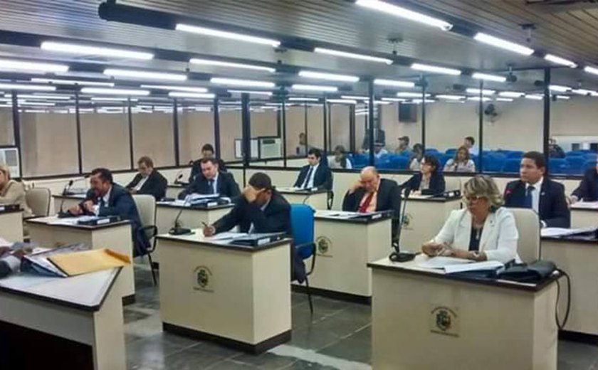 Vereadores de Palmeira aprovam 32 projetos em sessão com Casa cheia