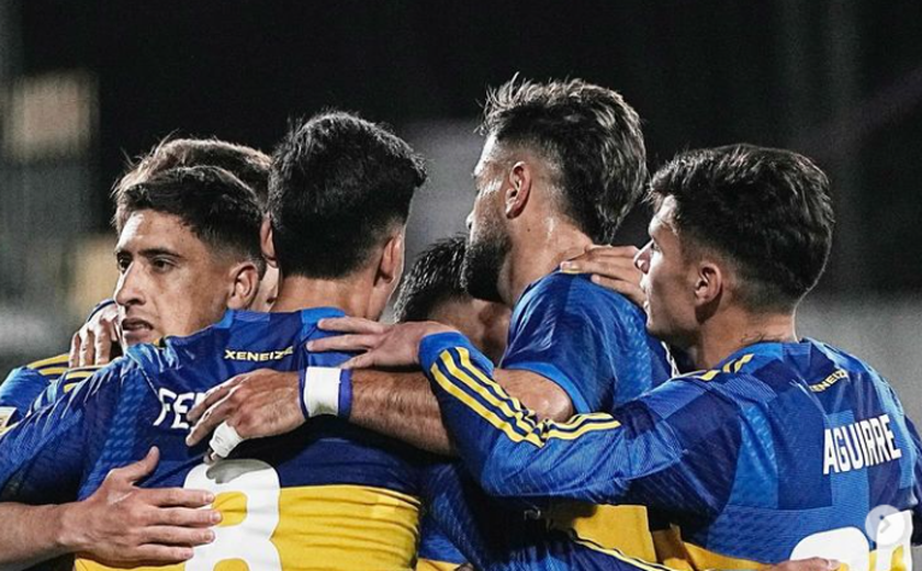 Jogadores e torcedores do Boca Juniors se envolvem em confusão após derrota para o River Plate