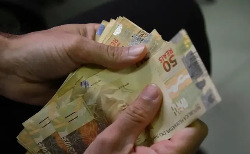 Aposentados do INSS que ganham mais que o mínimo começam a receber 13º