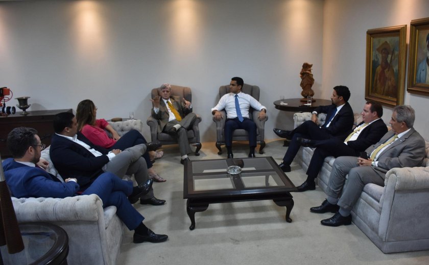 Governador Kléver recebe senador, prefeito e deputada em seu gabinete