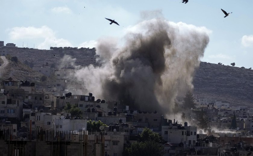 Bombardeio israelense deixa pelo menos 5 mortos em campo de refugiados na Cisjordânia