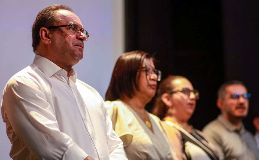 Durante posse de gestores escolares, prefeito Luciano anuncia 397 vagas para concurso da Educação