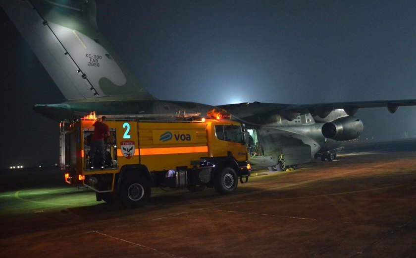 FAB cede avião para auxiliar no combate ao fogo no interior paulista