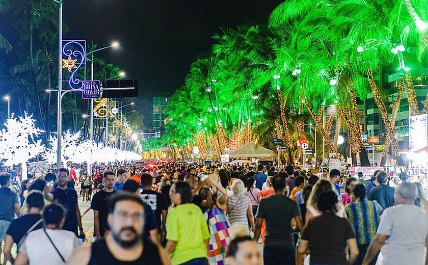 Parada natalina inicia celebrações do Natal de todos nós na orla de Ponta Verde