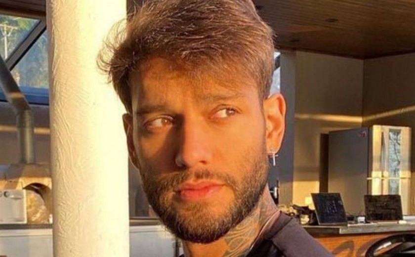 Lucas Lucco recebe primeira dose da vacina contra covid-19