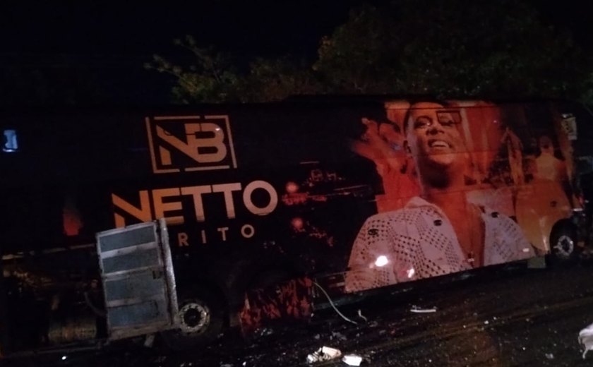 Colisão entre ônibus e carro deixa três mortos na Bahia; banda de Netto Brito estava a caminho de show