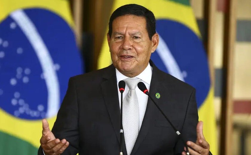 Acampados em quartéis pediam por algo 'totalmente inviável', diz Mourão em depoimento