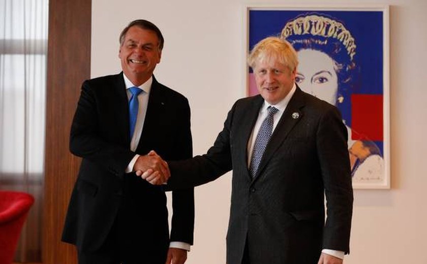 Johnson se reúne com Bolsonaro nos EUA e incentiva vacinação anti-Covid