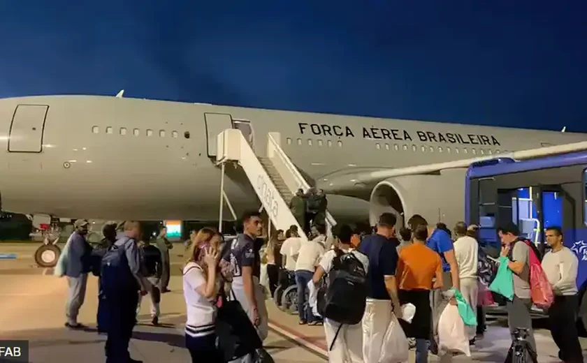 Voo com 135 brasileiros deportados pelos Estados Unidos chega ao País