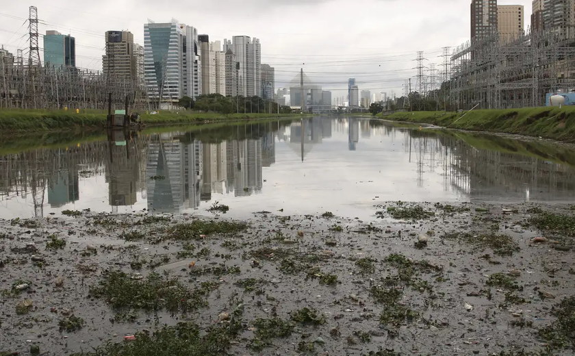 Agência ambiental multa empresas que derramaram corantes em Jundiaí