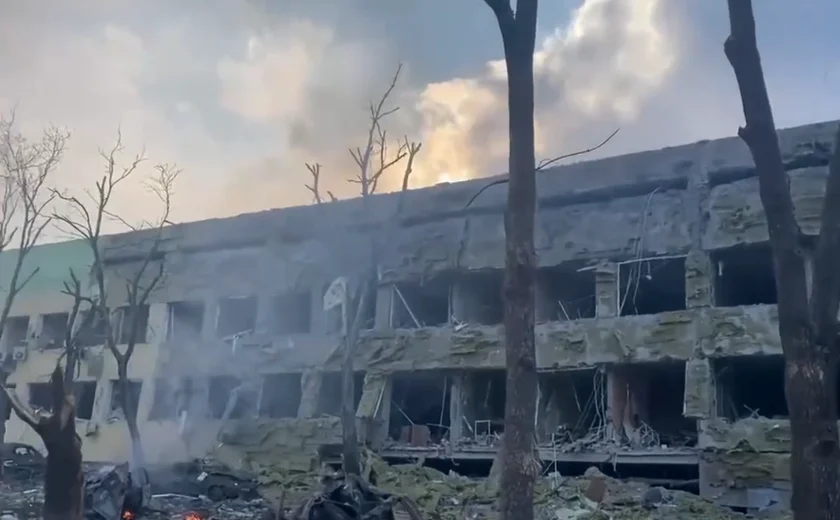 Mísseis russos atingem hospital infantil na capital ucraniana e matam pelo menos 7 pessoas