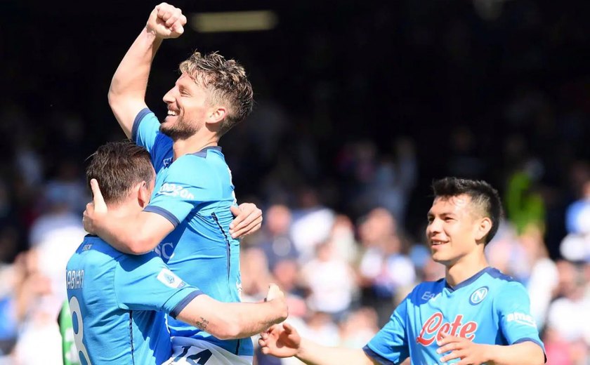Napoli atropela Sassuolo e se mantém vivo na disputa pelo título na Itália