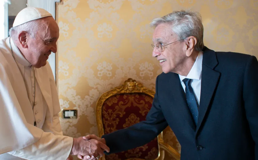 Caetano Veloso leva carta ao papa Francisco: 'Volte seu olhar para nosso País'