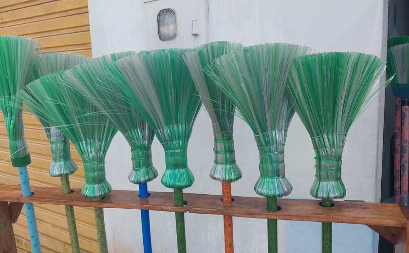 Oficina de vassouras com garrafas pet reduz descarte irregular e gera renda em Penedo