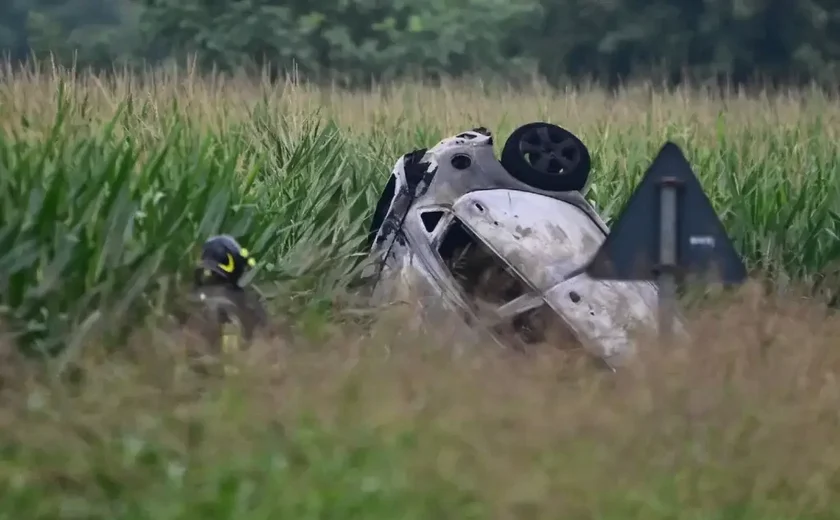 Jato militar que fazia acrobacia cai em cima de carro e mata criança de 5 anos na Itália