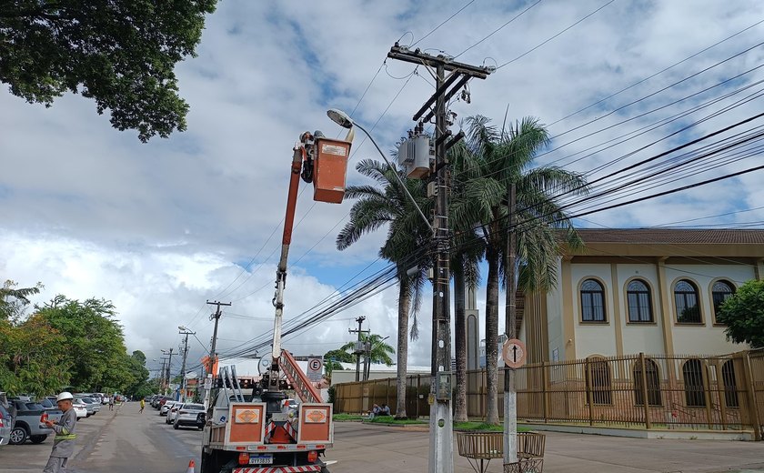 Avenida e Praça Santa Rita de Cássia, no Farol, recebem nova iluminação em LED