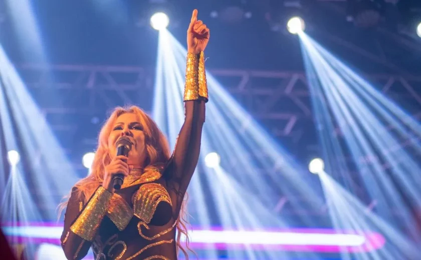 Passando mal, Joelma subiu ao palco no Pará amparada e anunciou 'show diferente': 'Vou cantar até onde meu limite der'