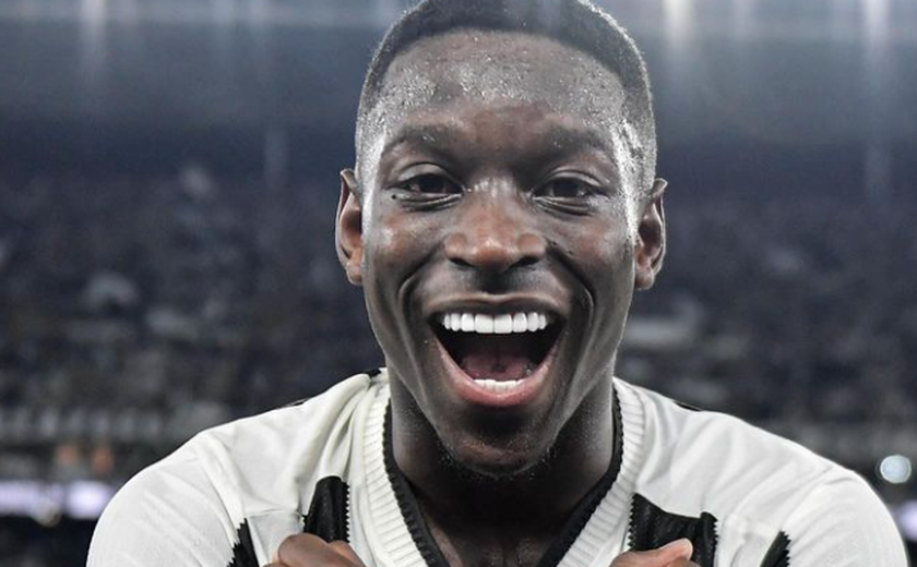 Com show de Luiz Henrique, Botafogo goleia Atlético-GO e volta a liderança