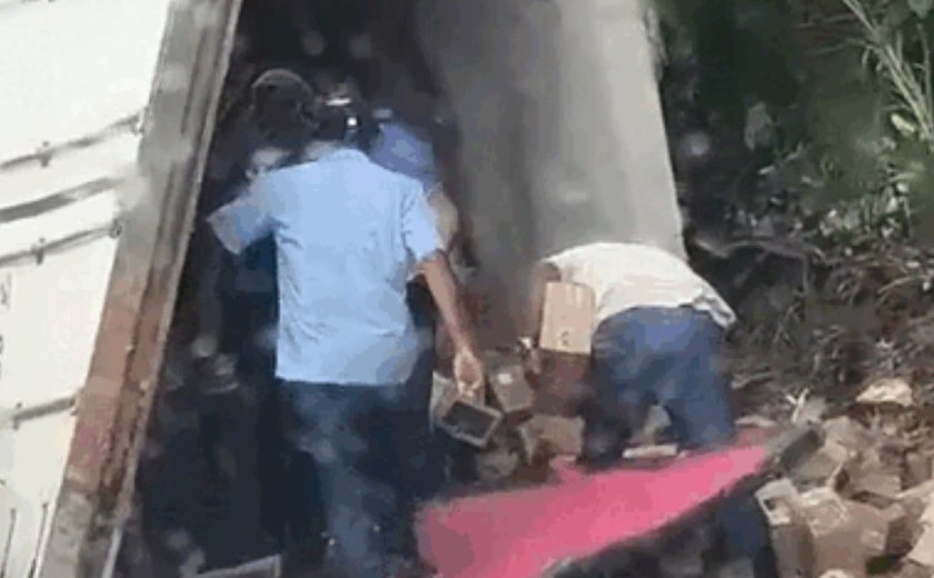Caminhão carregado de queijos tomba na BR-101 e carga é saqueada por moradores em Flexeiras