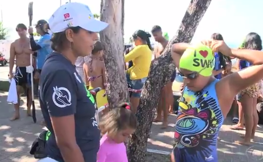Maratona aquática reúne crianças e adultos na orla marítima de Maceió