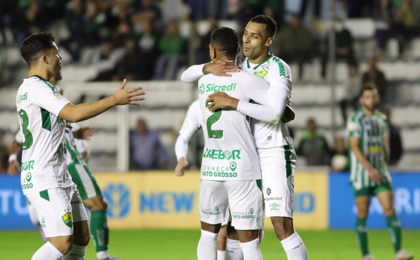 Em jogo de dois pênaltis, Cuiabá afunda Juventude e sobe na tabela