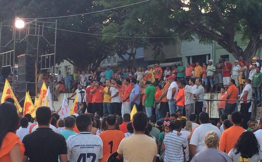 Julio Cezar faz passeata em Palmeira e &#8220;arrasta&#8221; 5 mil simpatizantes