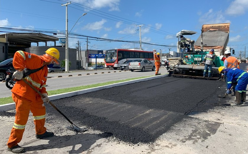 Pavimentação em obra de ampliação da Menino Marcelo alcança mais de 80% de conclusão
