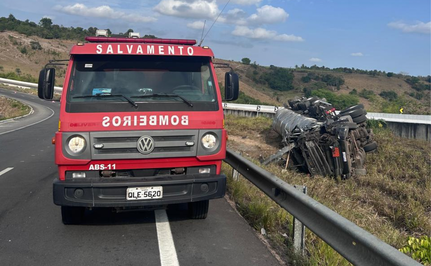 Corpo de Bombeiros resfria carreta com carregamento de álcool após tombamento em Junqueiro