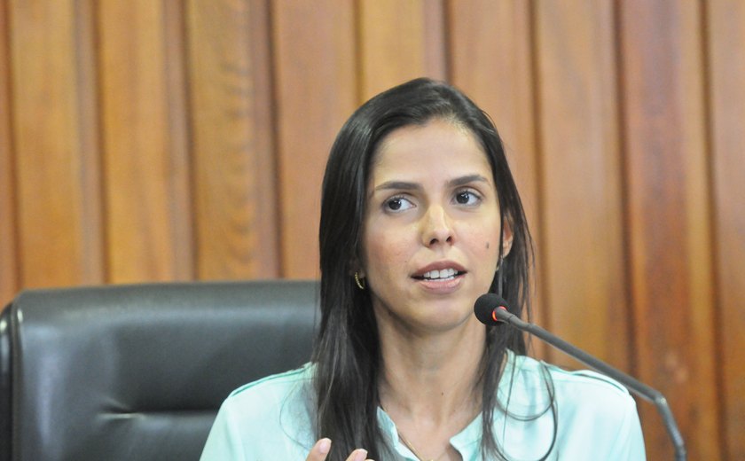 Primeira medida é revisão constitucional para liberar Orçamento, diz Ana Paula