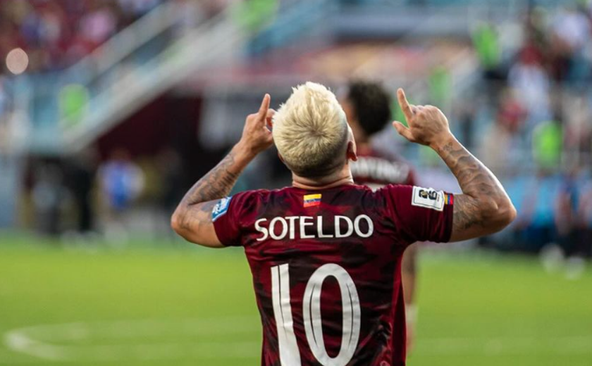 Soteldo celebra ano bom com a Venezuela e volta para 'salvar' o Santos: 'Ganhar no domingo'