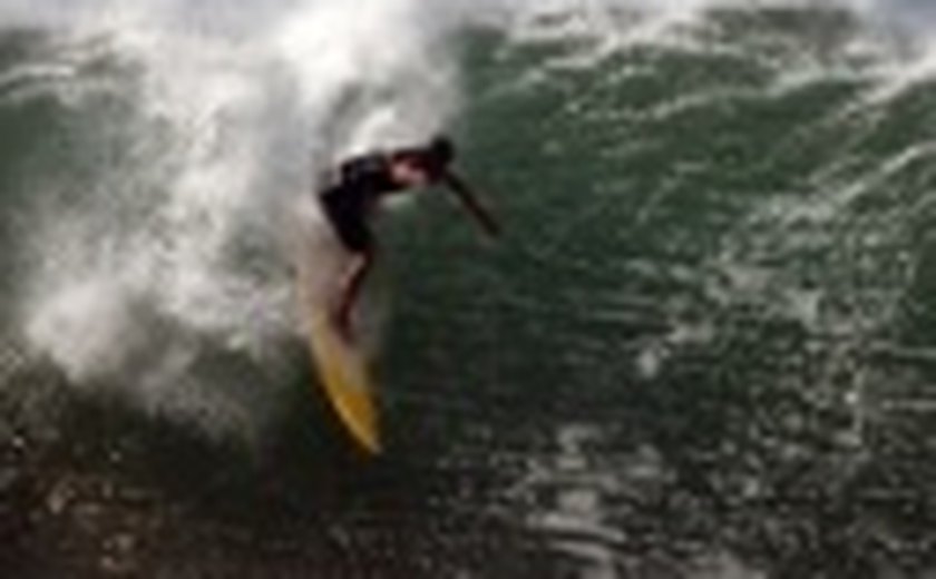 WSL e lendas do surfe lamentam morte de surfista atacado por tubarão no Havaí