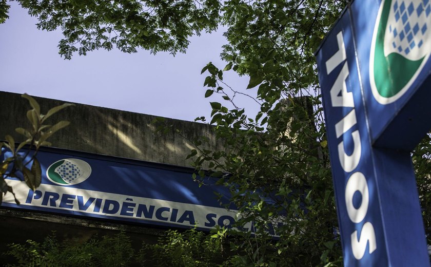 Fraude no INSS: policial federal suspeito de participar do esquema escondia US$ 200 mil em espécie