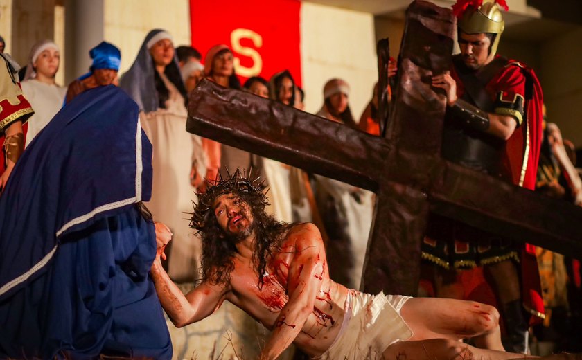 Paixão de Cristo reúne milhares de fiéis no Morro da Massaranduba em seu primeiro dia