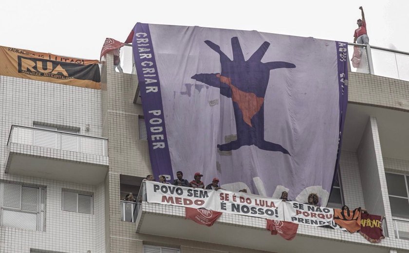 Manifestantes do MTST ocupam tríplex do Guarujá, que motivou a prisão de Lula