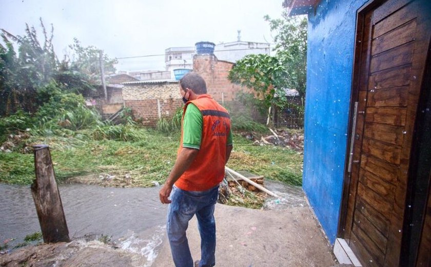Equipes da prefeitura estão atuando para minimizar transtornos causados pela chuva DEFESA CIVIL