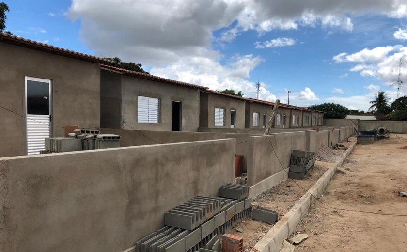 Estado assina segundo repasse de empenho para construção de casas populares no município de Carneiros