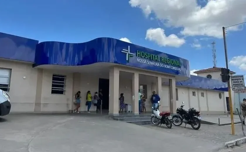 Homem em suposto surto agride funcionário no Hospital Regional, em Arapiraca