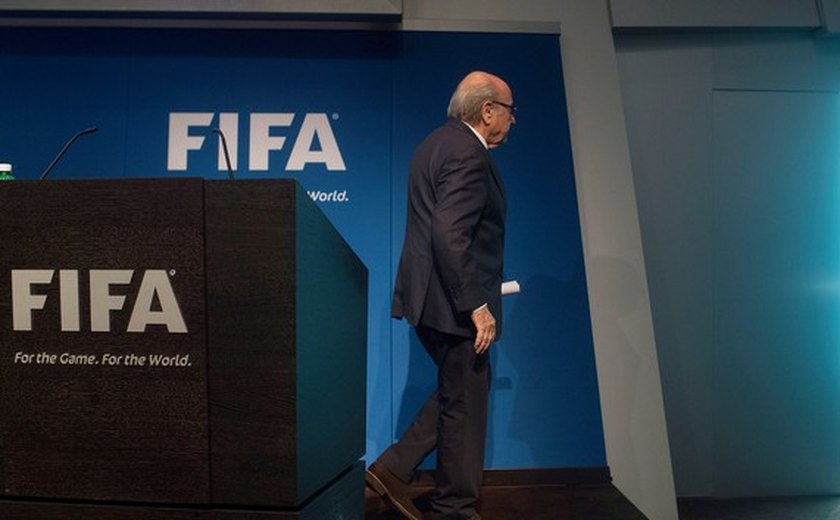 Blatter deixa presidência da Fifa e convoca novas eleições