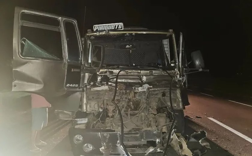 Colisão entre carro e caminhão deixa duas vítimas feridas, na BR-101