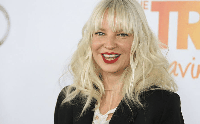 Cantora Sia comemora 8 anos de sobriedade e recebe apoio de fãs