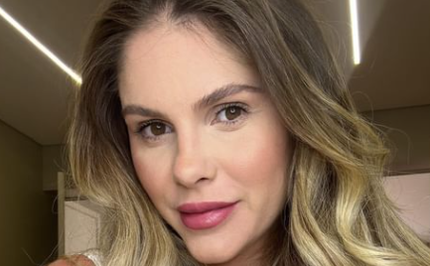 Bárbara Evans mostra mudanças no corpo um mês após parto dos gêmeos: 'A barriguinha flácida'