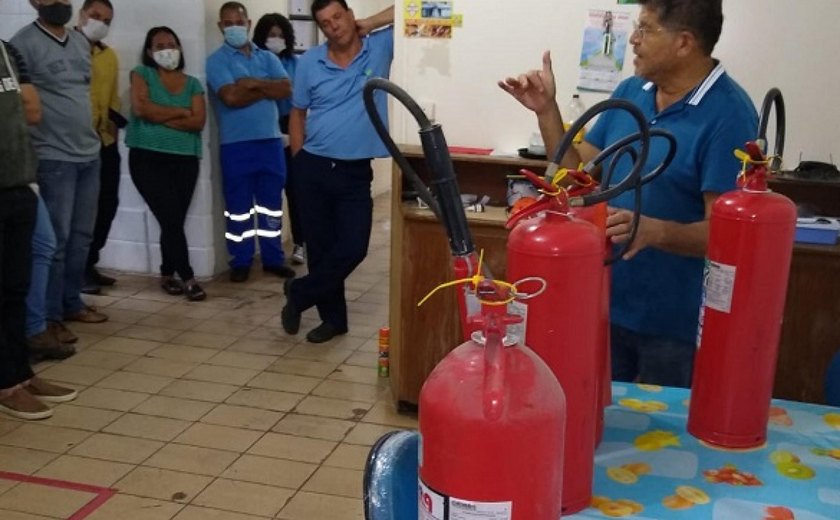 Prevenção: Casal substitui extintores e treina colaboradores contra princípio de incêndio