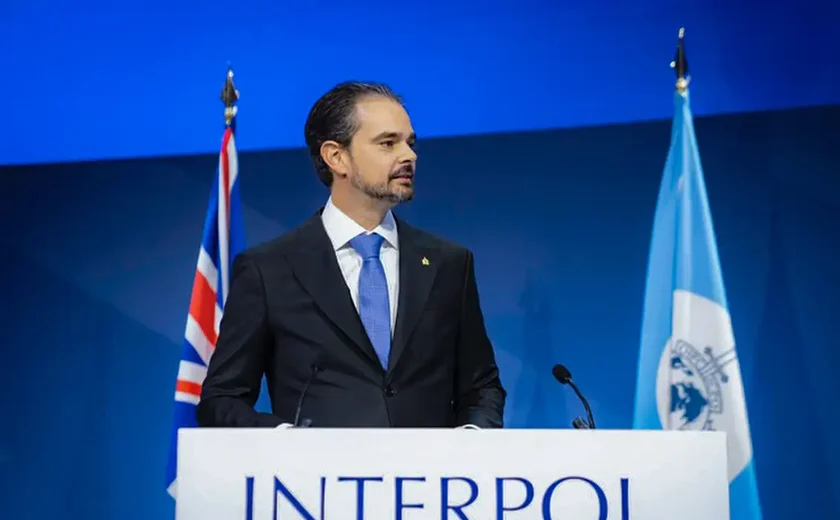 Saiba quem é o delegado que comanda a Interpol, que incluiu Zambelli em lista de procurados