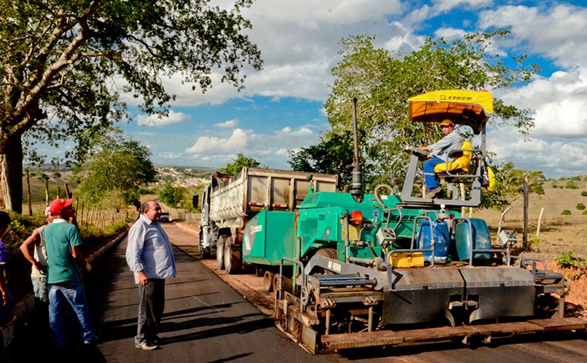 Prefeito Marlan vistoria obra de pavimentação da estrada que liga o povoado Genipapo a Limoeiro