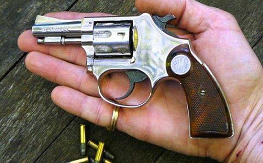 Homem com tornozeleira é preso por tráfico de drogas e porte ilegal de arma de fogo em Maceió