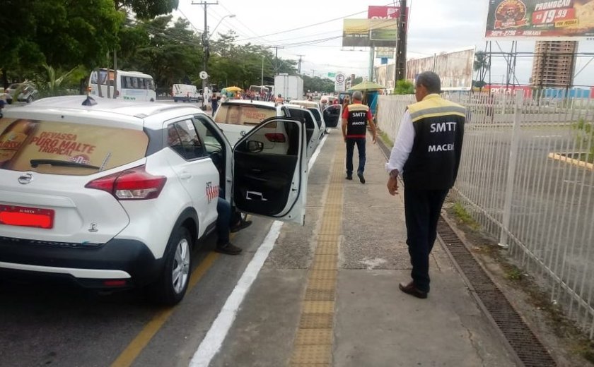 Equipes da SMTT fiscalizam táxis em pontos comerciais
