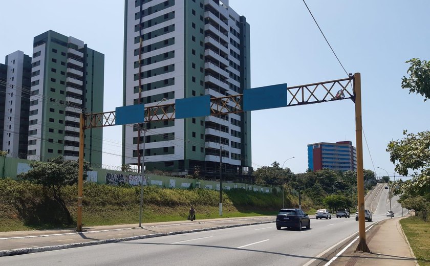 DMTT interdita Av. Márcio Canuto para retirada de pórtico