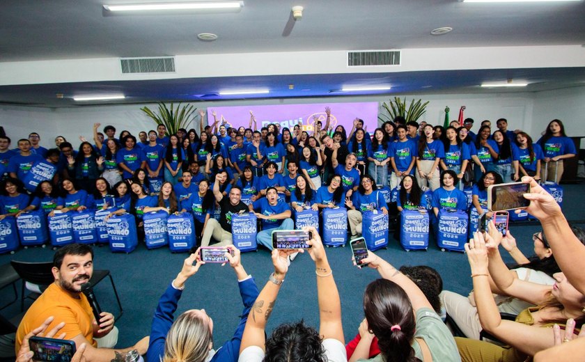 Daqui Pra o Mundo: Governador entrega 100 kits de viagem para alunos que farão intercâmbio na Inglaterra