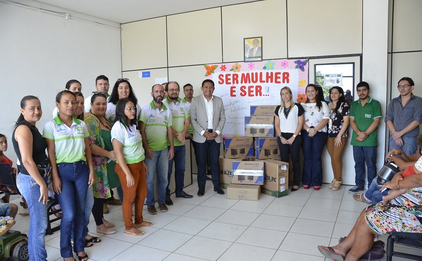 Júlio Cezar participa de entrega de computadores do Programa Bolsa Família, em Palmeira