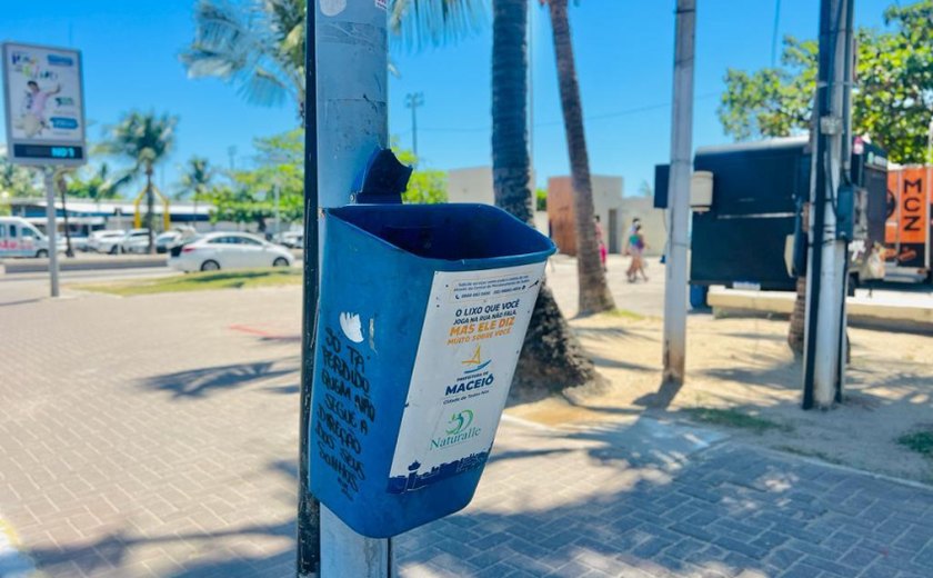 Papeleiras instaladas para coleta de resíduos na orla são alvos de vandalismo
